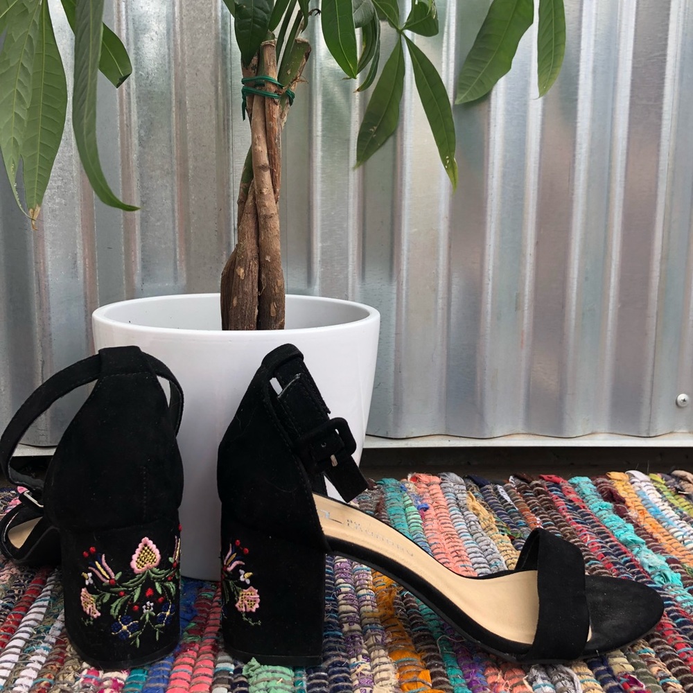 Embroidered black block heels with ankle strap 7
